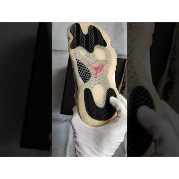 Air Jordan 11 Low SE Snakeskin