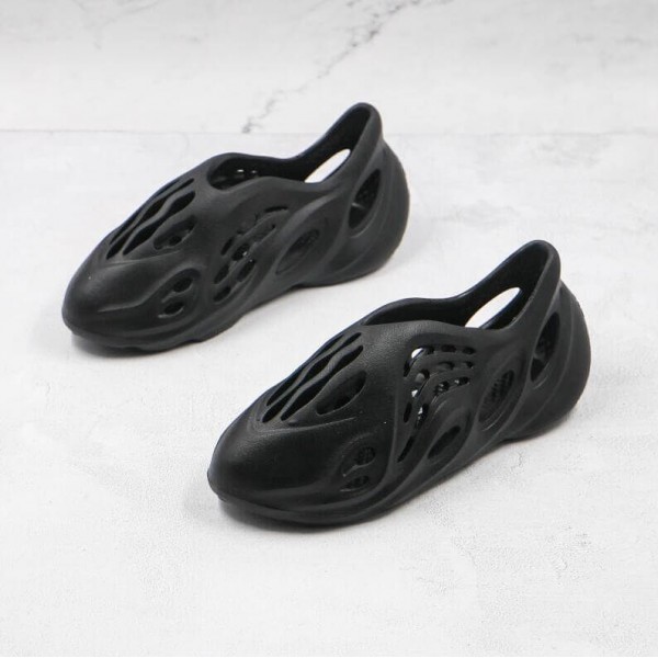 Yeezy Foam RNNR Ararat Black